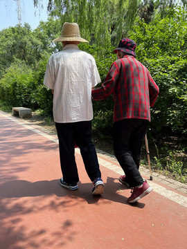 攙扶行走的老伴兒倆