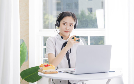 戴耳麥的女學生在電腦前上課