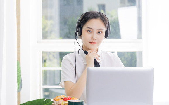 戴耳麥的女學(xué)生在電腦前上課