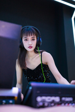 穿著性感吊帶裙的女DJ在打碟