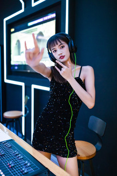 穿著性感吊帶裙的女DJ在打碟