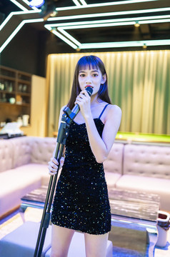 穿性感短裙的女生在KTV唱歌