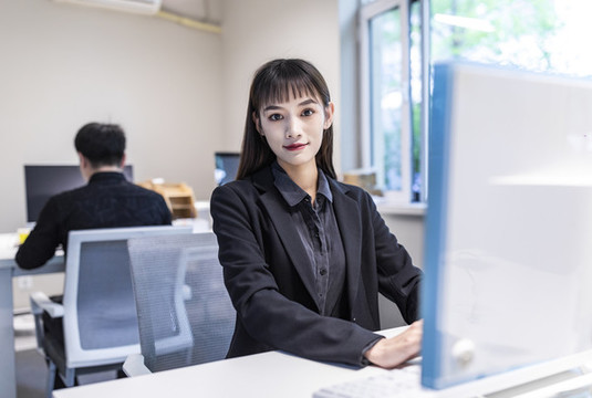 電腦前工作的商務(wù)女性