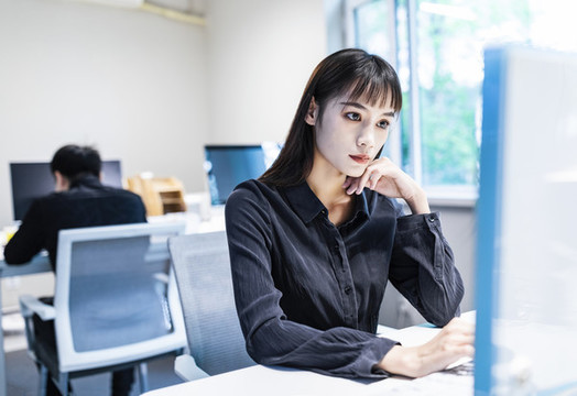 電腦前工作的商務(wù)女性