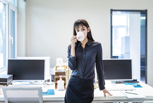 辦公室里的商務(wù)女性