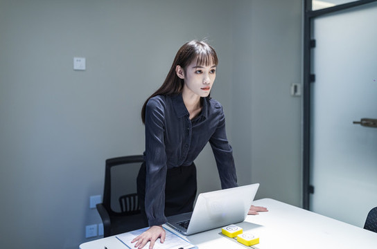 會(huì)議室里工作中的商務(wù)女性