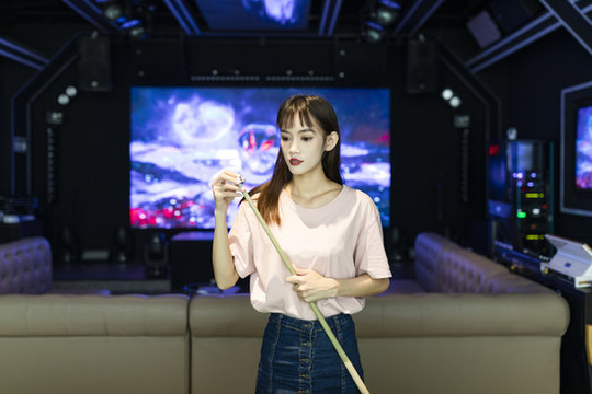 在娛樂房里打臺球的美麗女性