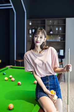 在娛樂房里打臺球的美麗女性