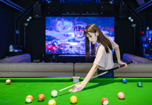 在娛樂房里打臺球的美麗女性