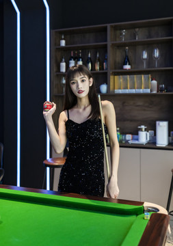 臺(tái)球桌前的性感女性