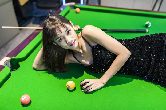 臺球桌前的性感女性