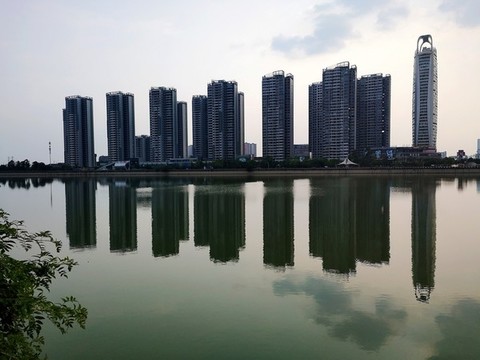 高樓倒影