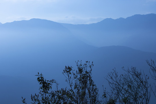 清晨山野