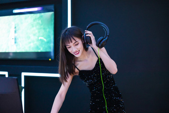 穿著性感吊帶裙的女DJ在打碟