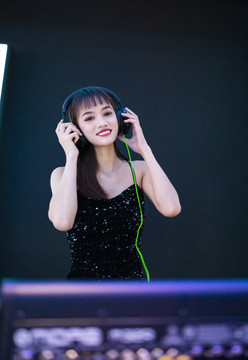 穿著性感吊帶裙的女DJ在打碟