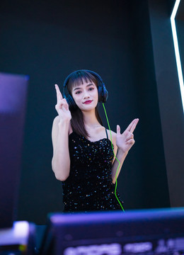 穿著性感吊帶裙的女DJ在打碟