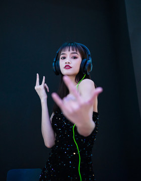 穿著性感吊帶裙的女DJ在打碟