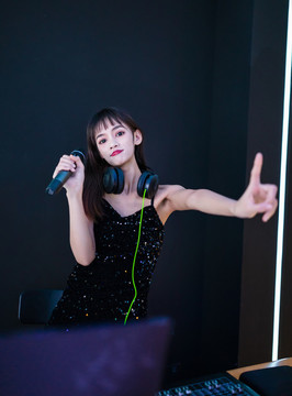穿著性感吊帶裙的女DJ在打碟