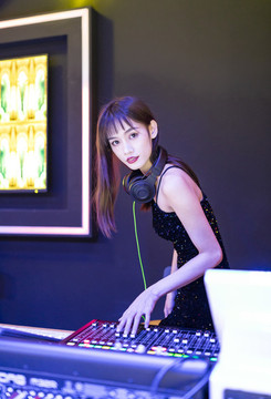 穿著性感吊帶裙的女DJ在打碟