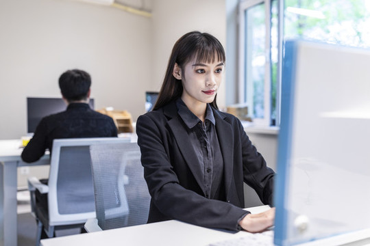 辦公室里的商務女性