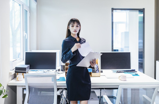 辦公室里的商務(wù)女性