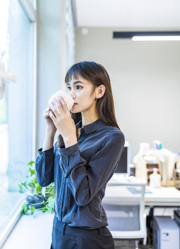 辦公室里的商務(wù)女性