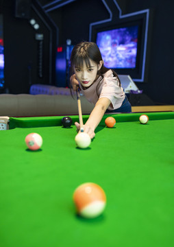 在娛樂房里打臺球的美麗女性
