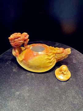 玉雕龍壺
