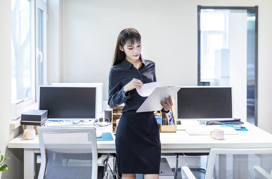 辦公室里的商務(wù)女性
