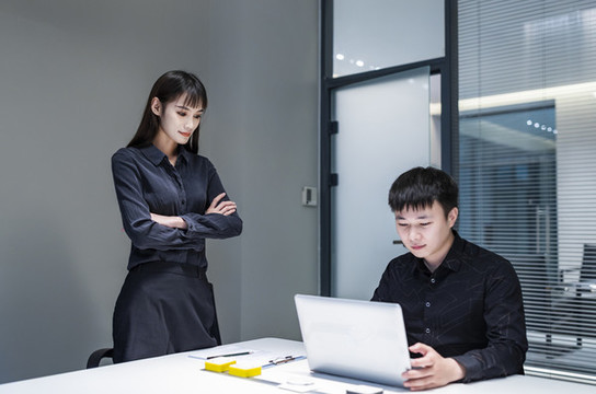 辦公室里的團(tuán)隊(duì)商務(wù)人士
