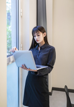 會議室里的工作中的商務女性