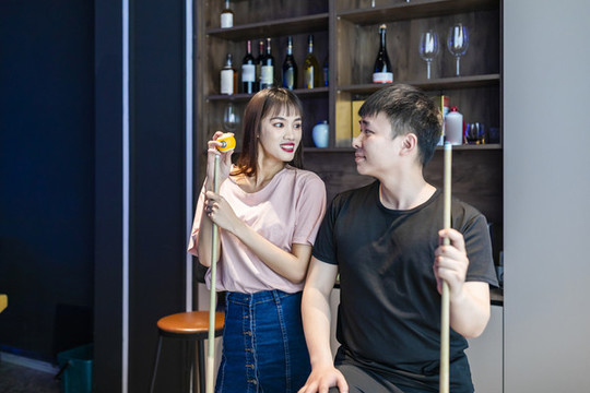 娛樂房里打臺球的情侶