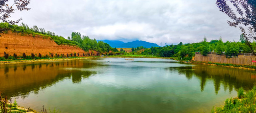 水天一色的湖面