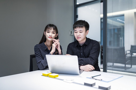辦公室里工作中的商務(wù)人士