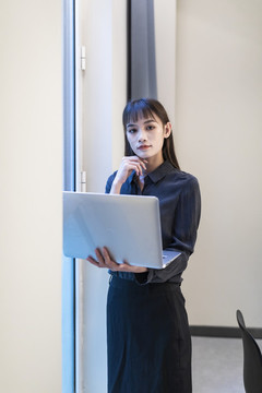 會(huì)議室里的商務(wù)女性