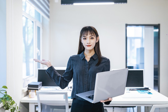 辦公室里的商務(wù)女性