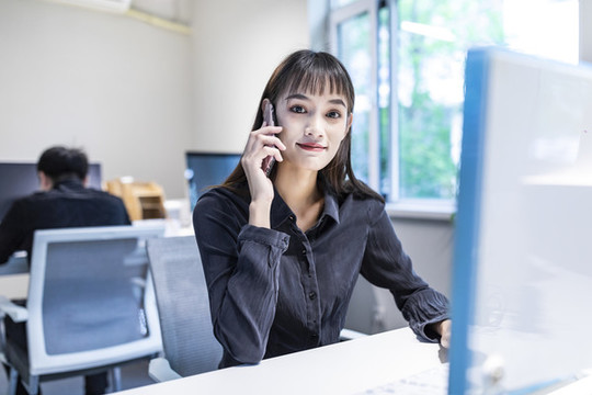 辦公室里的商務(wù)女性