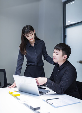 辦公室里工作中的商務(wù)人士