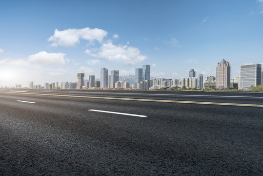 前進(jìn)的道路和金融區(qū)建筑