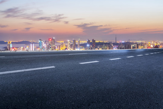 高速公路和城市夜景