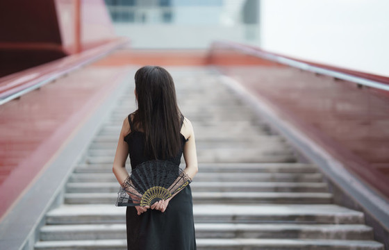 黑衣服女人