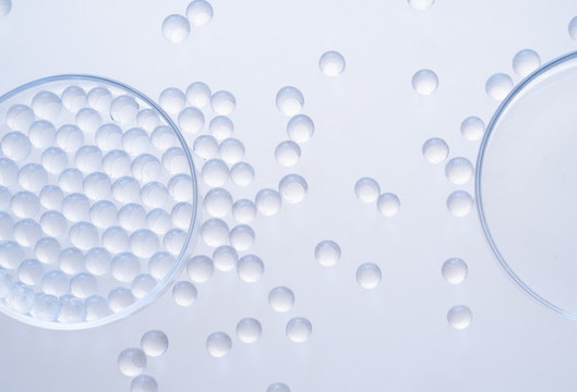 透明水球和玻璃容器医美概念