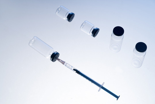 實驗室疫苗瓶和注射器