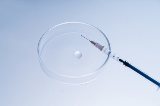 擺放著注射器和玻璃器皿