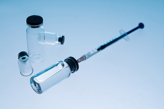 實驗室中疫苗瓶和注射器