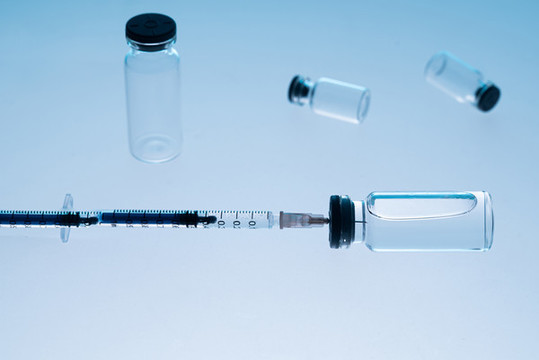 實驗室中疫苗瓶和注射器