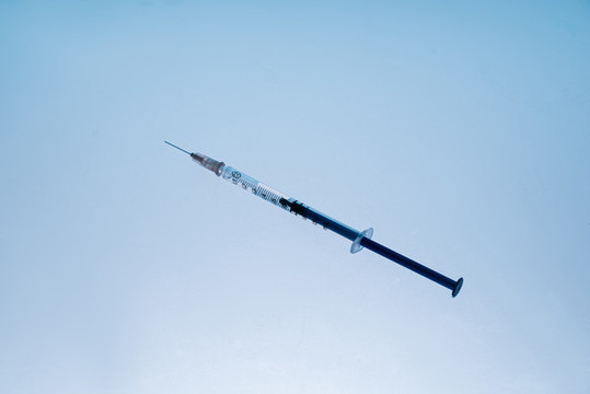 實驗室中疫苗瓶和注射器