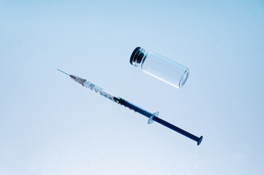 實驗室中疫苗瓶和注射器