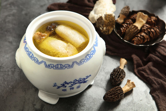 菜膽羊肚菌燉竹笙