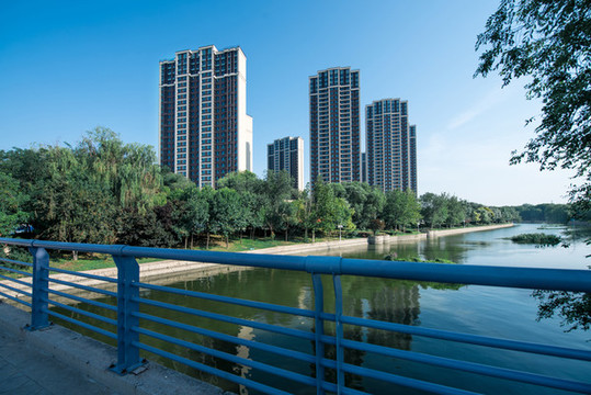 水邊城市建筑